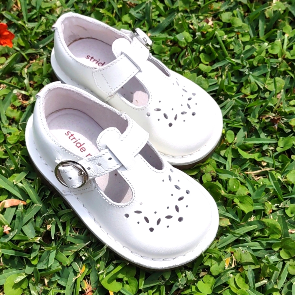 Stride Rite, girls white leather Mary Janes, with a silver buckle, sz 7w